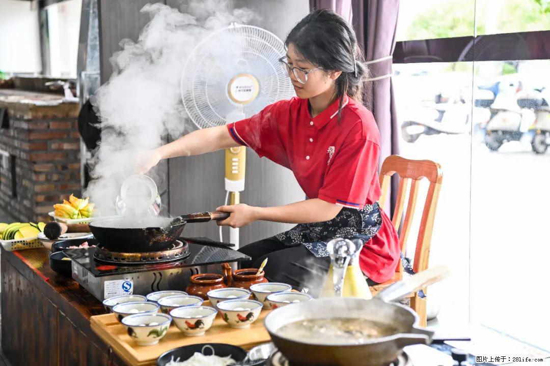 全网追的“扁担女孩”,找了一份暑假工,时薪12元 - 北京生活资讯 - 北京28生活网 bj.28life.com
